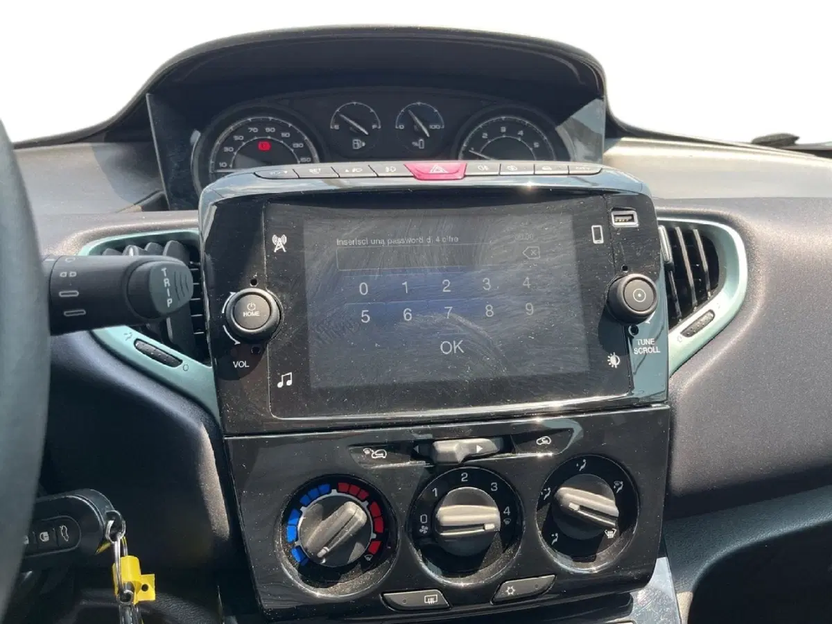 Lancia Ypsilon usata a Torino (13)