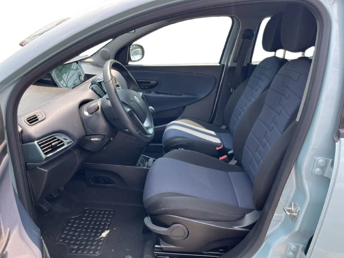 Lancia Ypsilon usata a Torino (9)