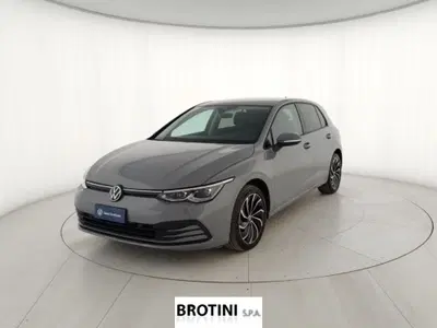Volkswagen Golf 1.0 eTSI EVO DSG Life del 2023 usata a Massa