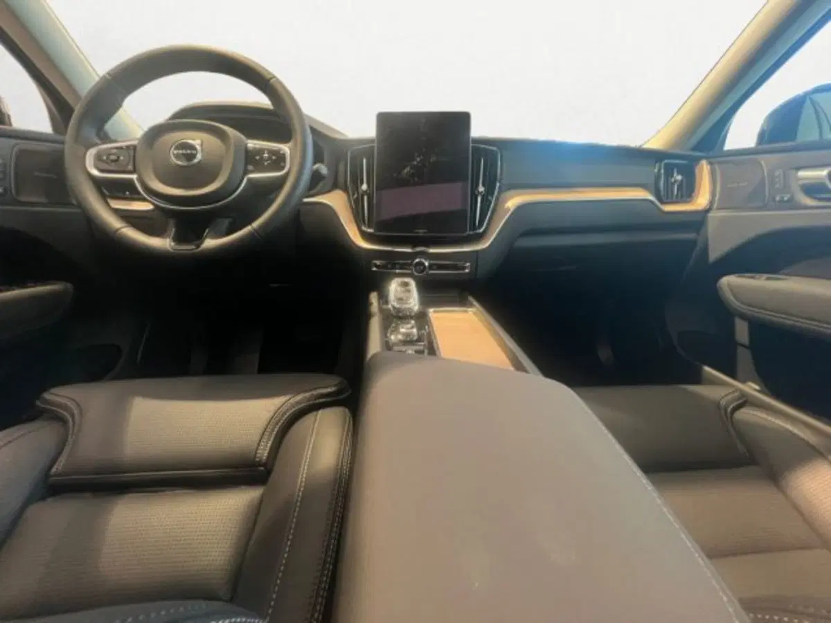 Volvo XC60 nuova a Udine (10)
