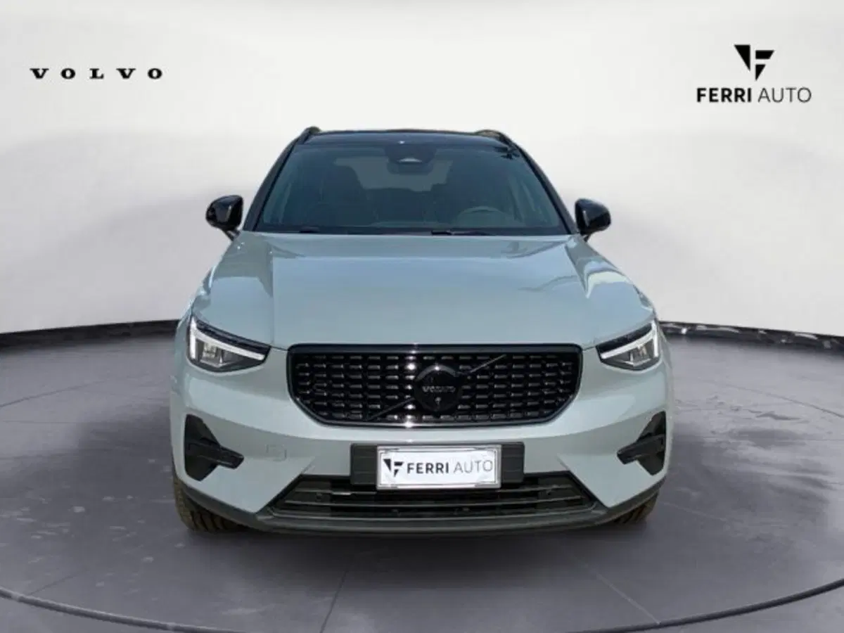 Volvo XC40 nuova a Udine (2)