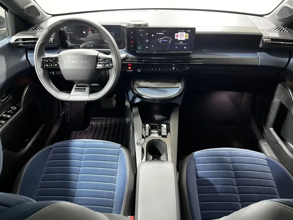 Lancia Ypsilon nuova a Sondrio (12)