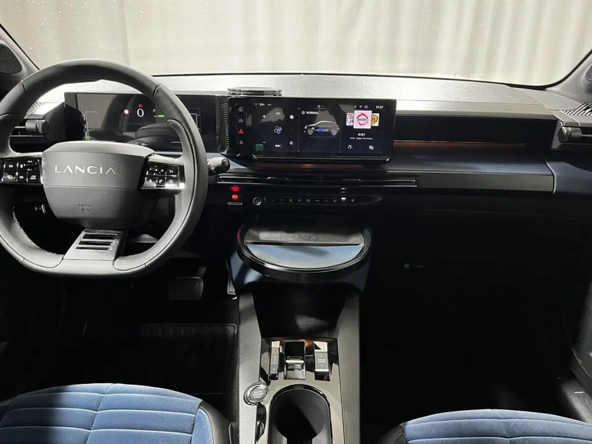 Lancia Ypsilon nuova a Sondrio (14)