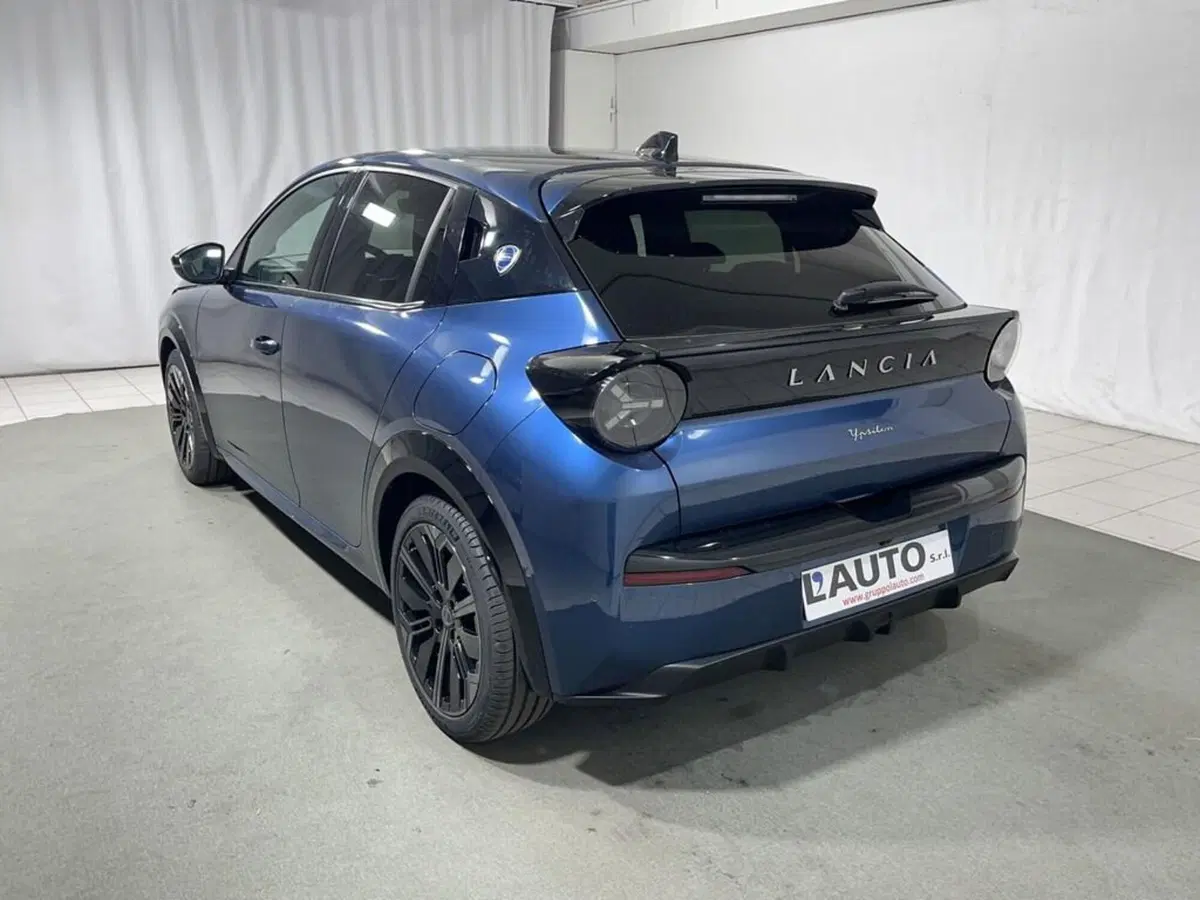 Lancia Ypsilon nuova a Sondrio (3)