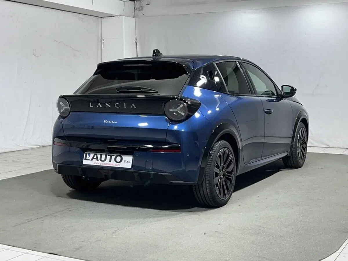 Lancia Ypsilon nuova a Sondrio (5)