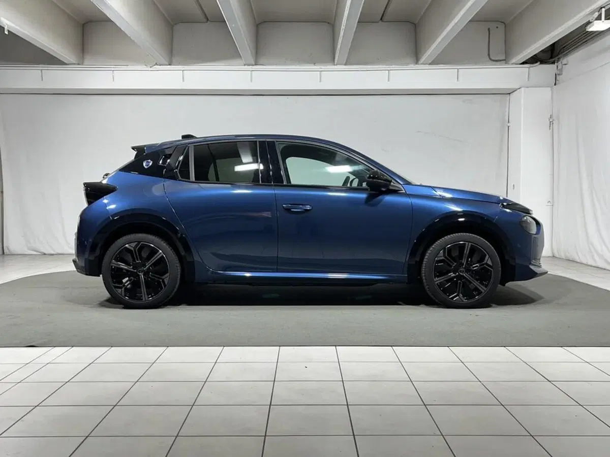 Lancia Ypsilon nuova a Sondrio (6)