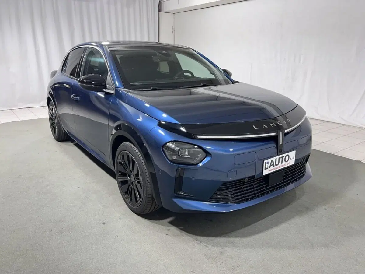 Lancia Ypsilon nuova a Sondrio (7)