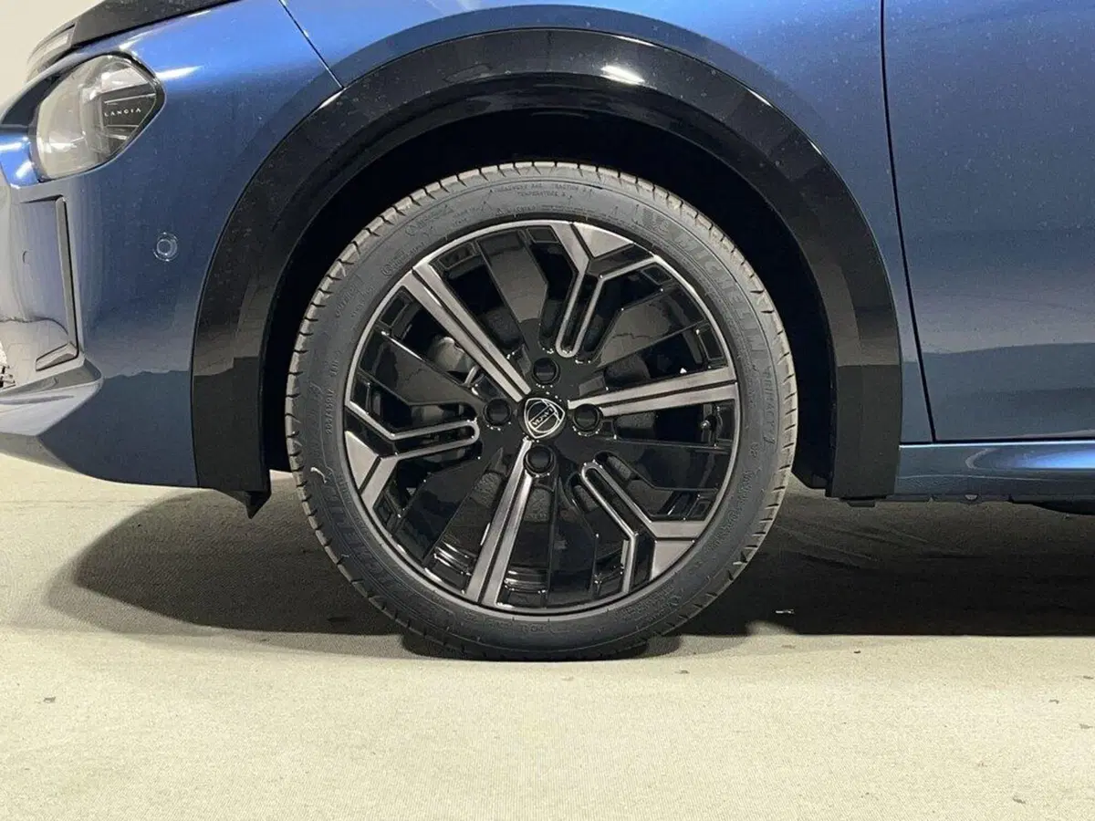 Lancia Ypsilon nuova a Sondrio (9)
