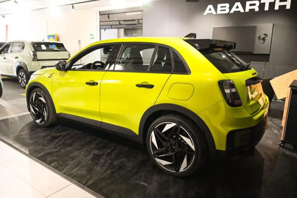 Abarth 600e nuova a Torino (3)