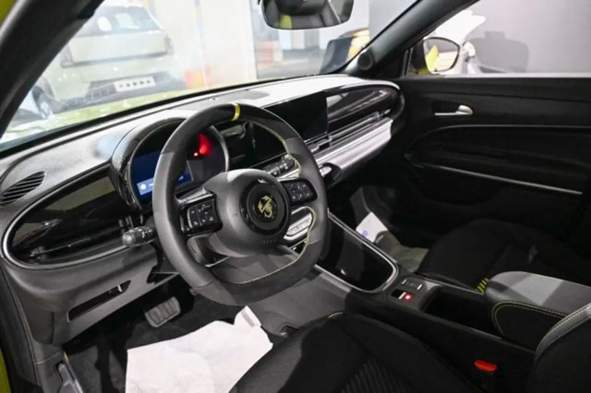 Abarth 600e nuova a Torino (5)