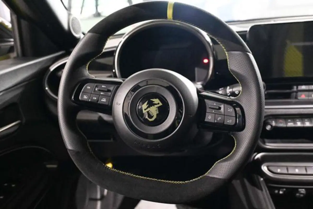 Abarth 600e nuova a Torino (9)