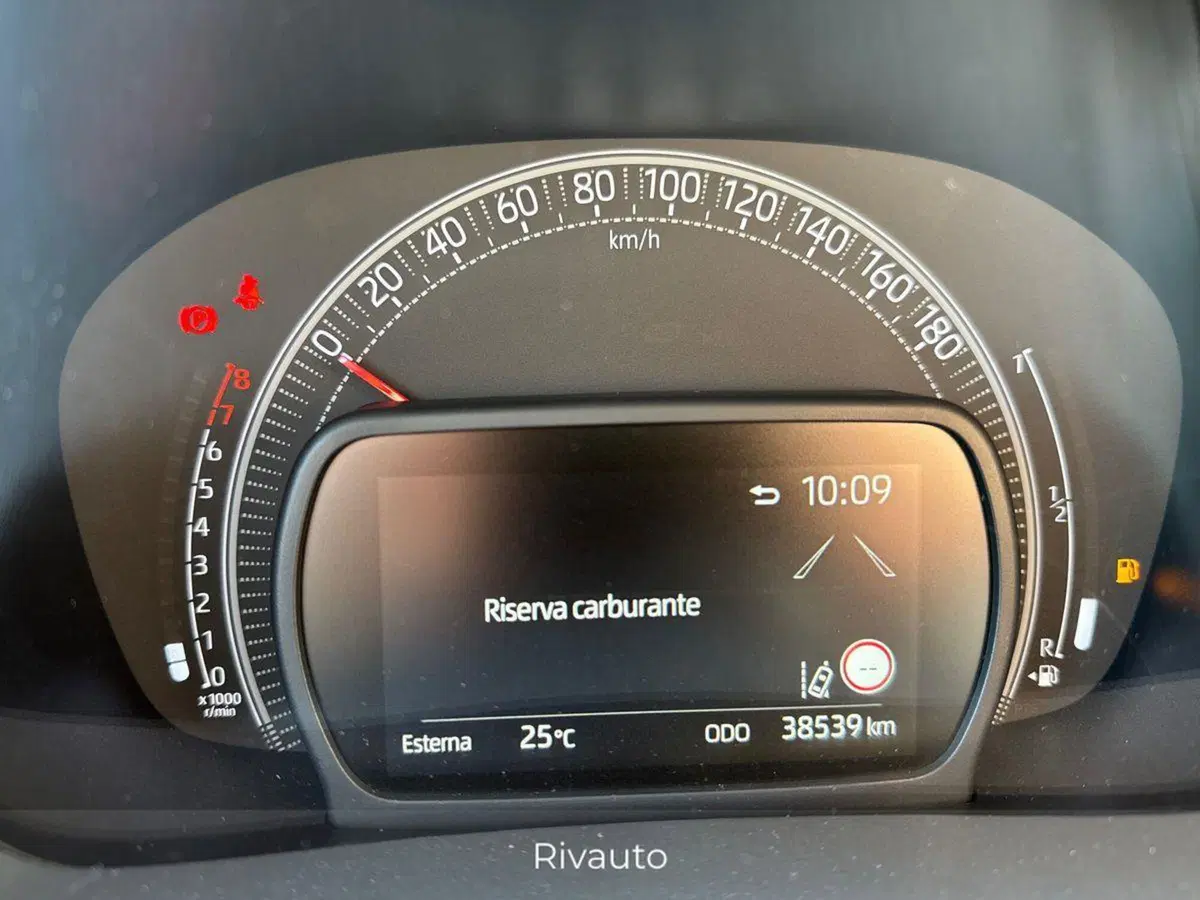 Toyota Aygo X usata a Como (9)