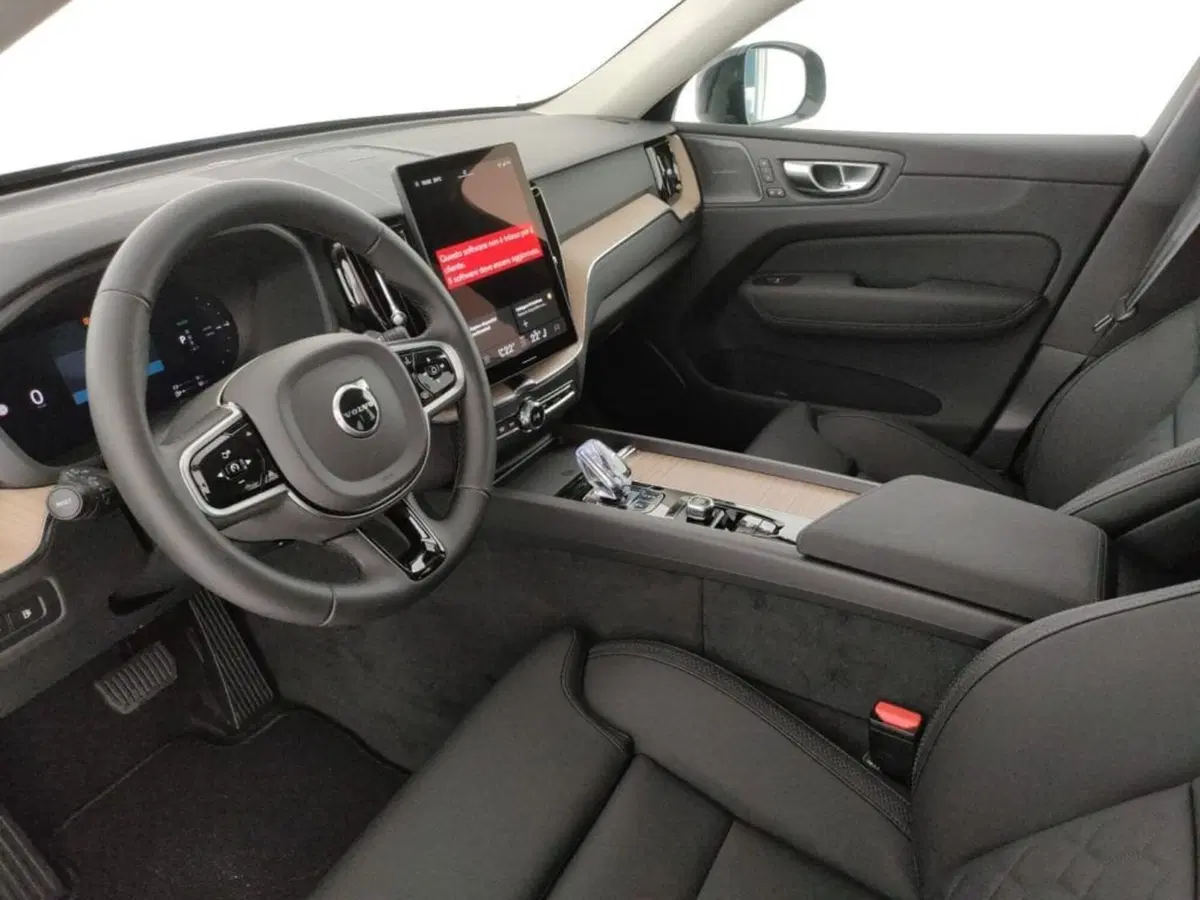 Volvo XC60 nuova a Como (6)