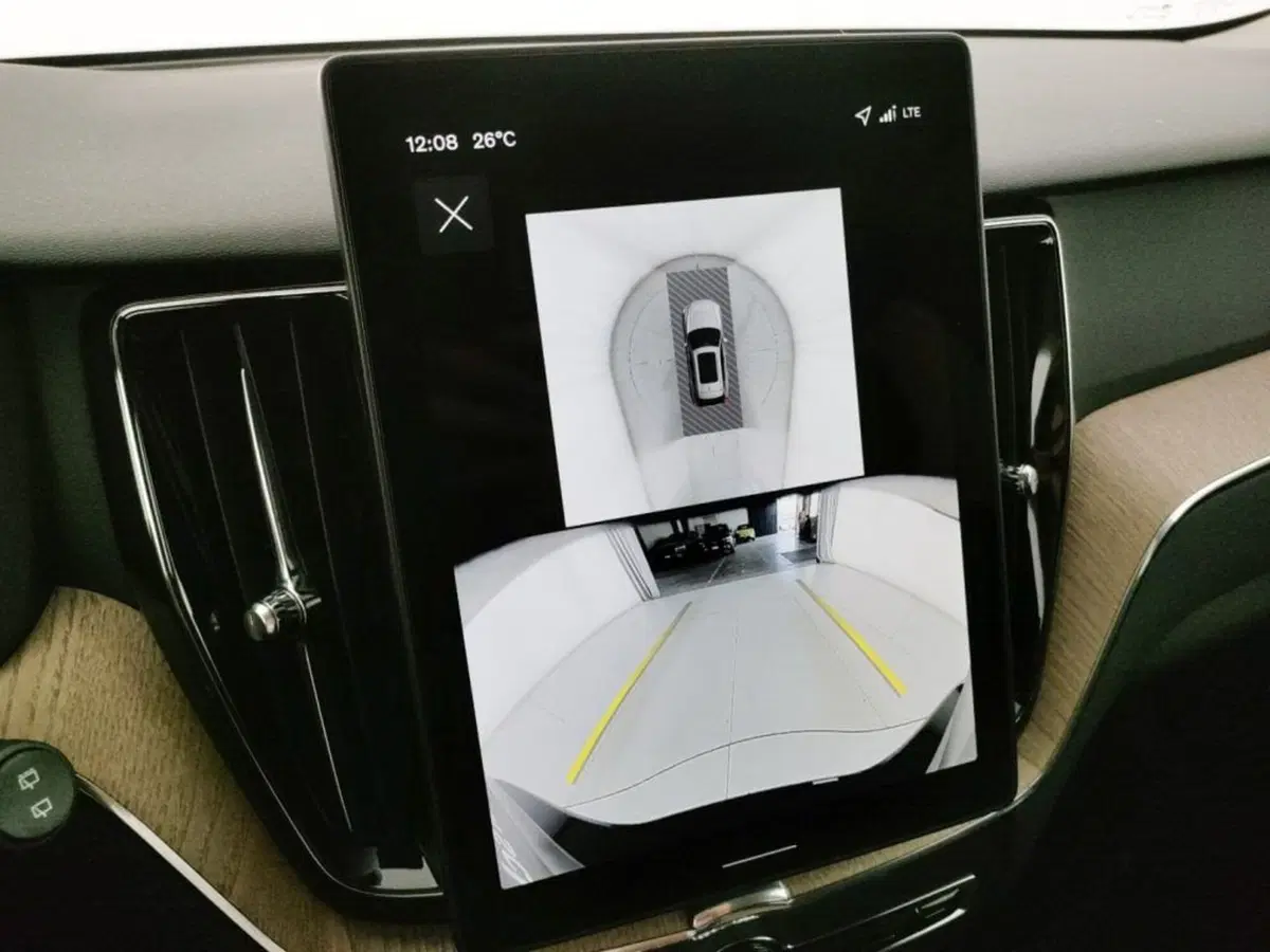 Volvo XC60 nuova a Como (9)