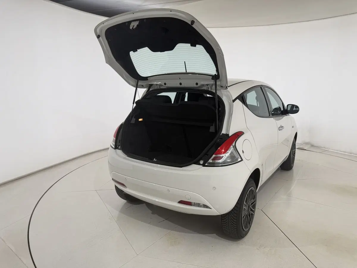 Lancia Ypsilon usata a Perugia (18)