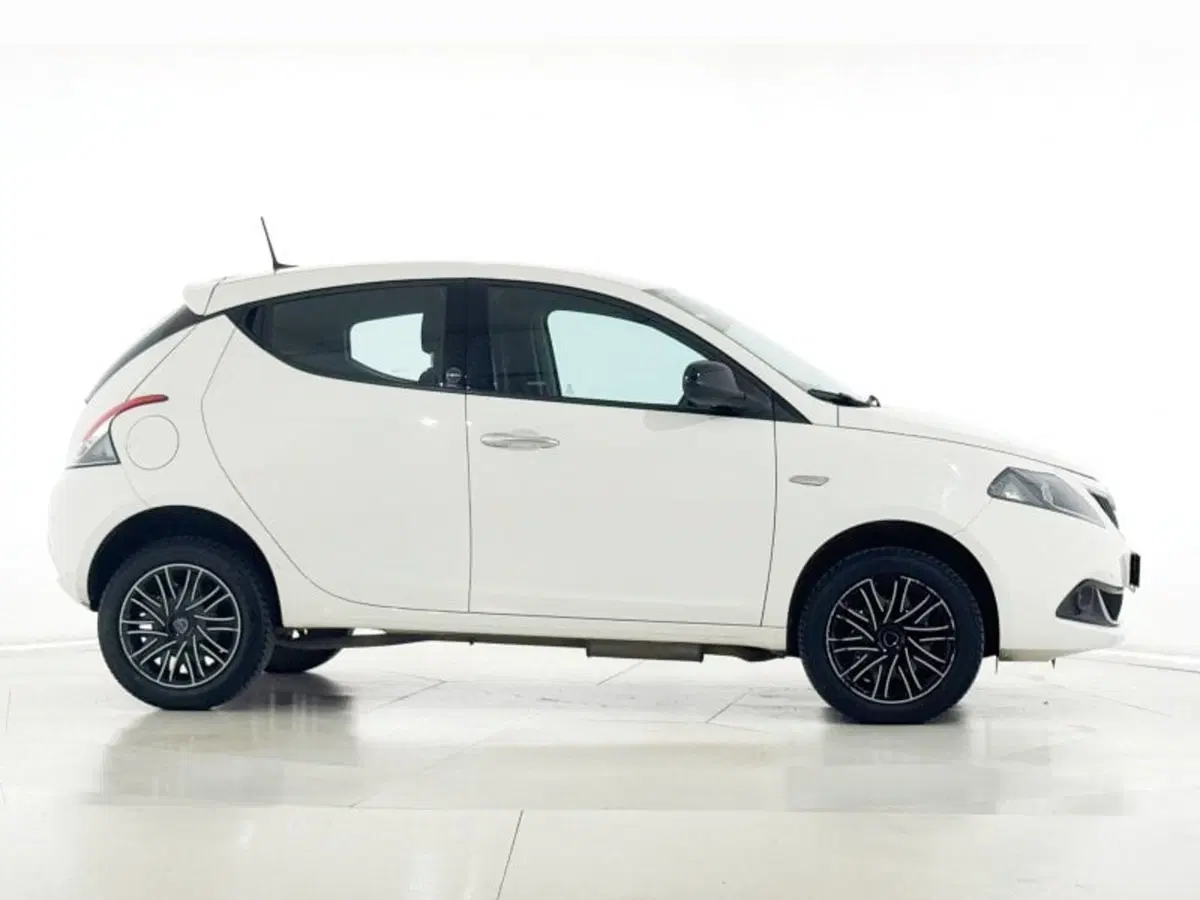 Lancia Ypsilon usata a Perugia (6)