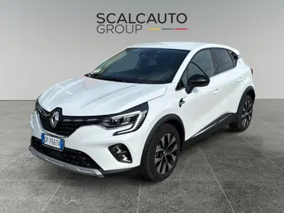 Renault Captur Plug-in Hybrid E-Tech 160 CV Techno del 2023 usata a Rosa'