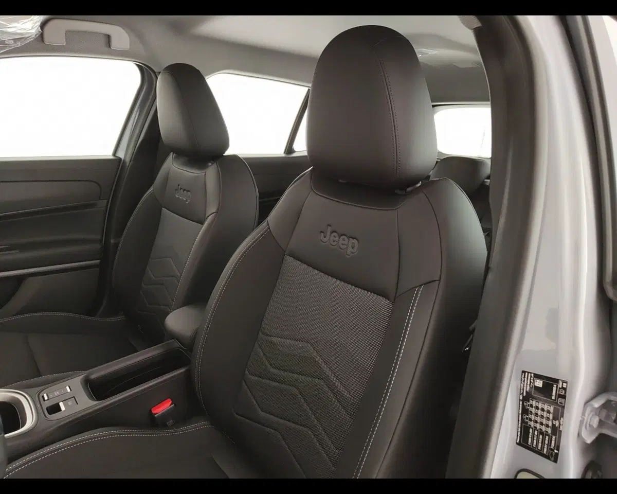 Jeep Avenger nuova a Caserta (16)