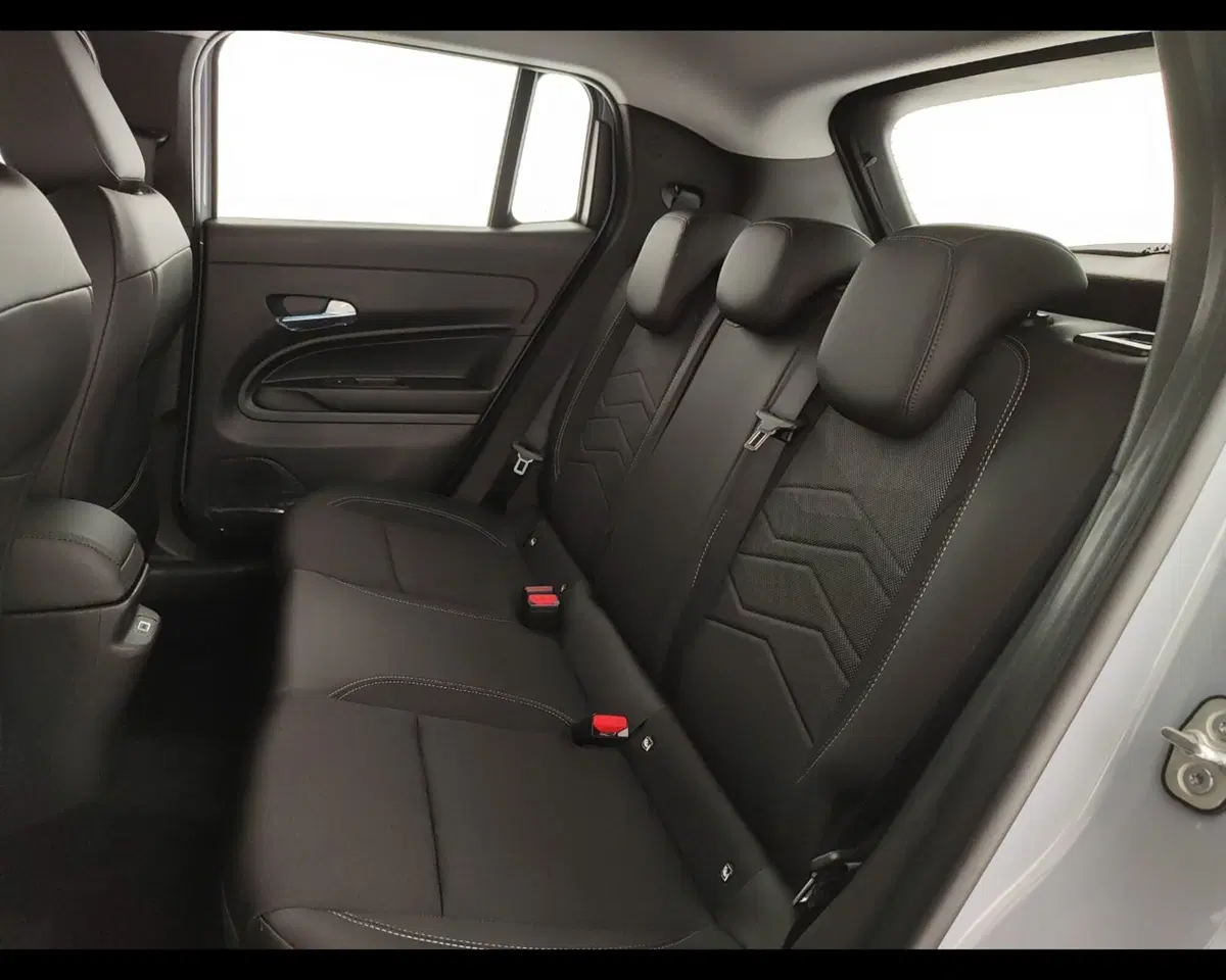 Jeep Avenger nuova a Caserta (18)