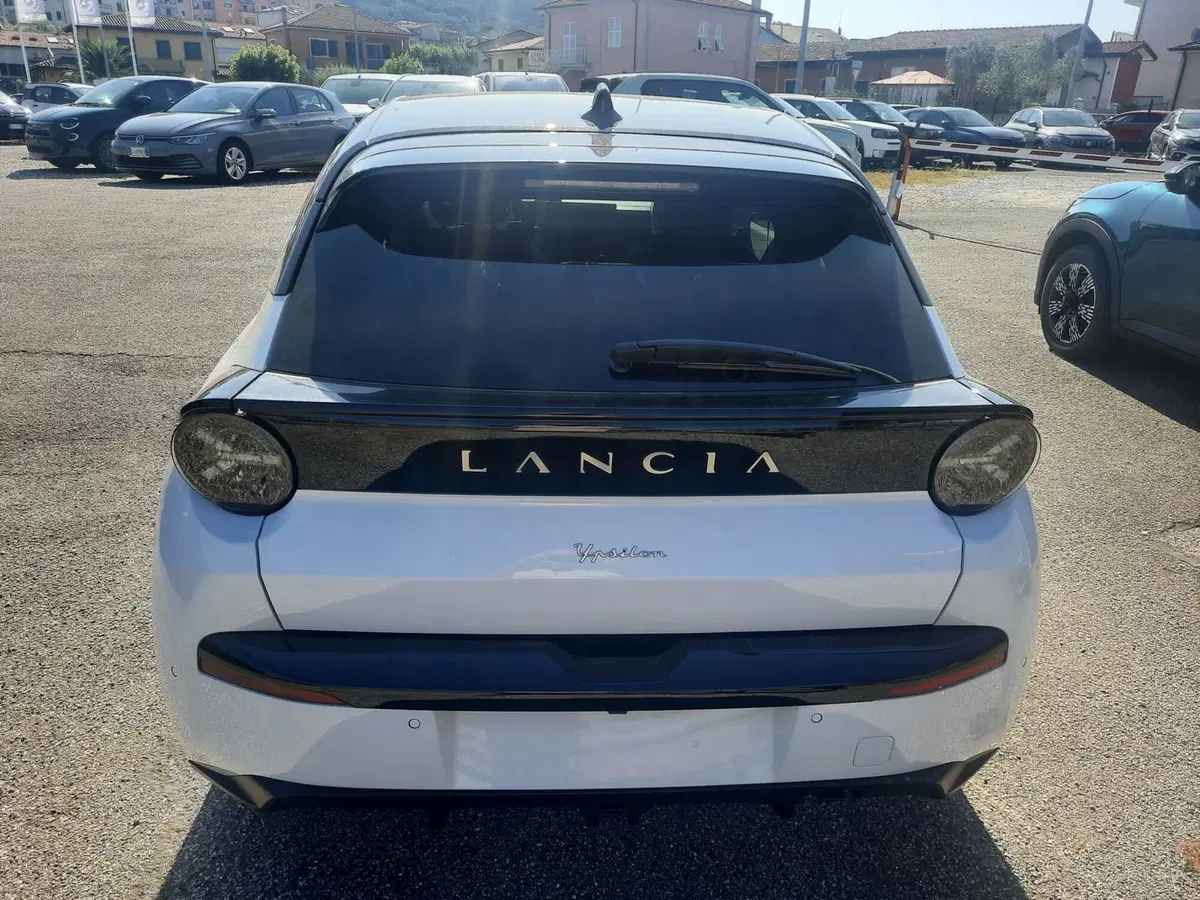Lancia Ypsilon nuova a La Spezia (6)