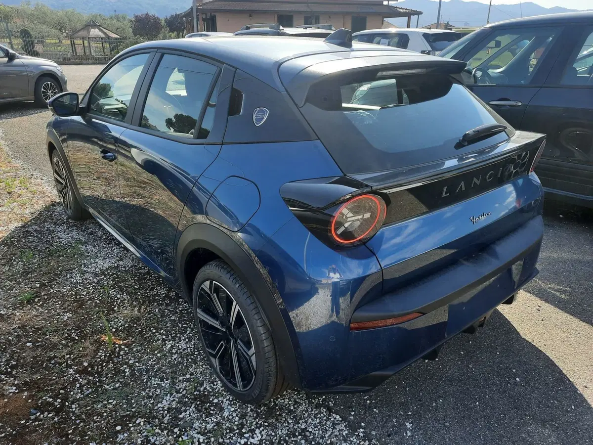 Lancia Ypsilon nuova a La Spezia (5)