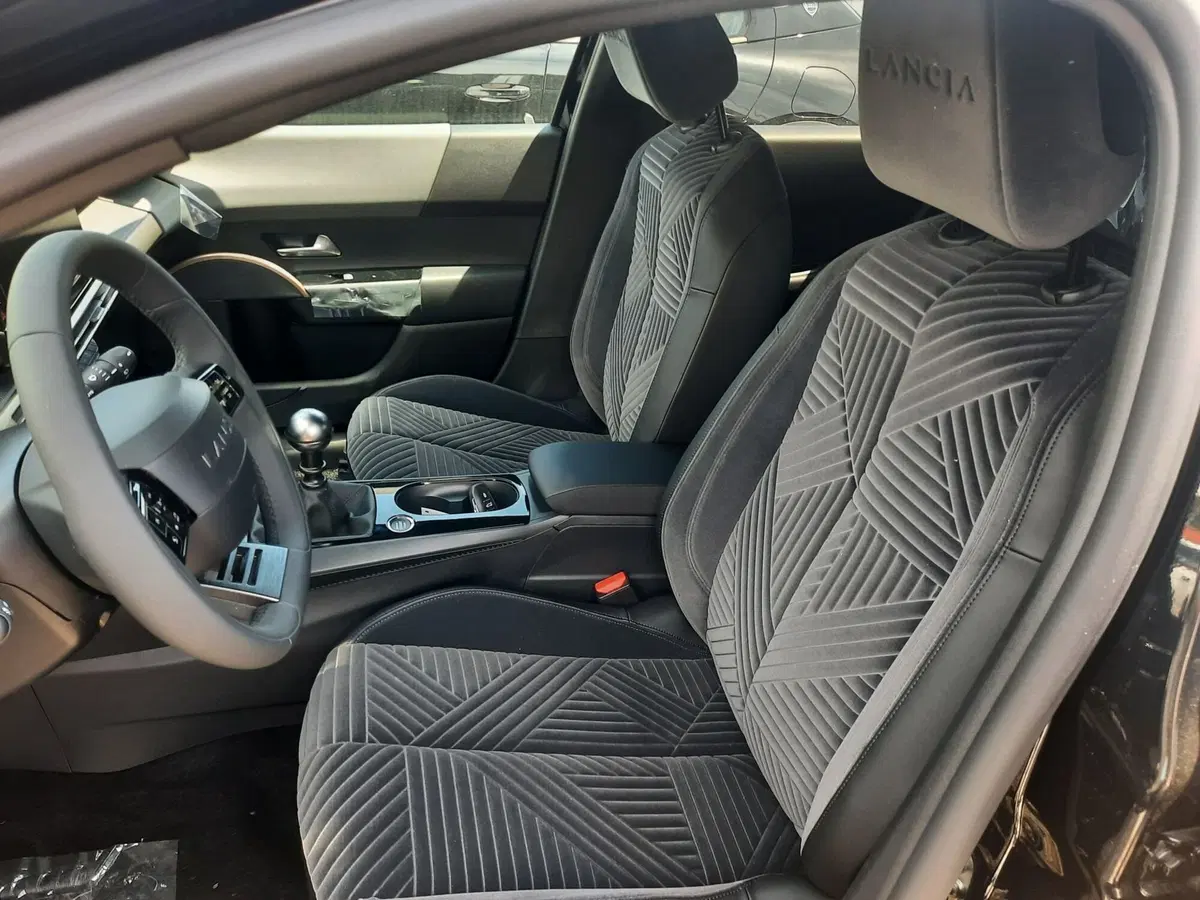 Lancia Ypsilon nuova a La Spezia (12)