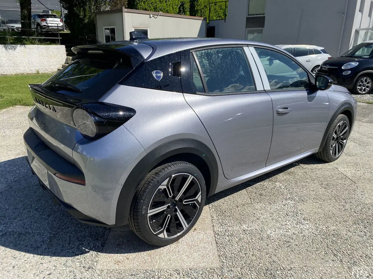 Lancia Ypsilon nuova a La Spezia (7)