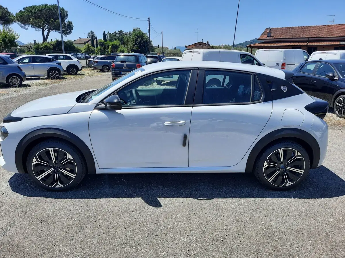 Lancia Ypsilon nuova a La Spezia (4)