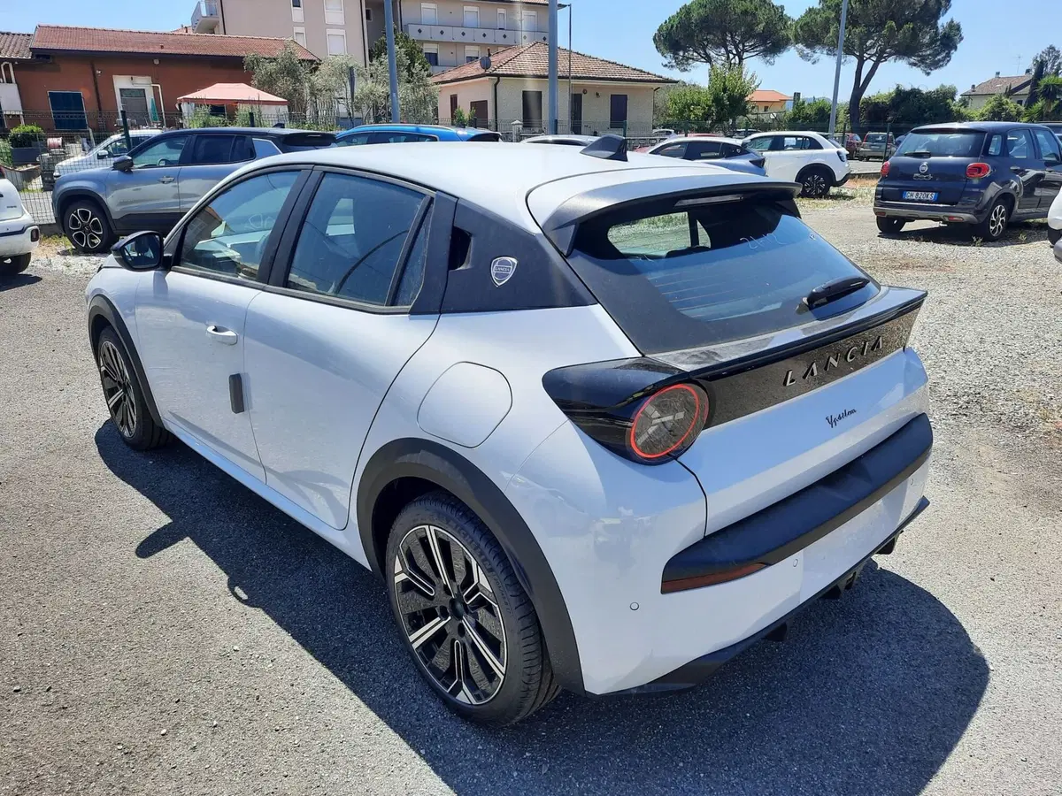 Lancia Ypsilon nuova a La Spezia (5)