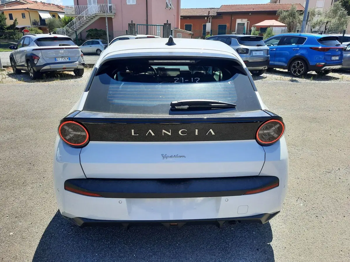 Lancia Ypsilon nuova a La Spezia (6)