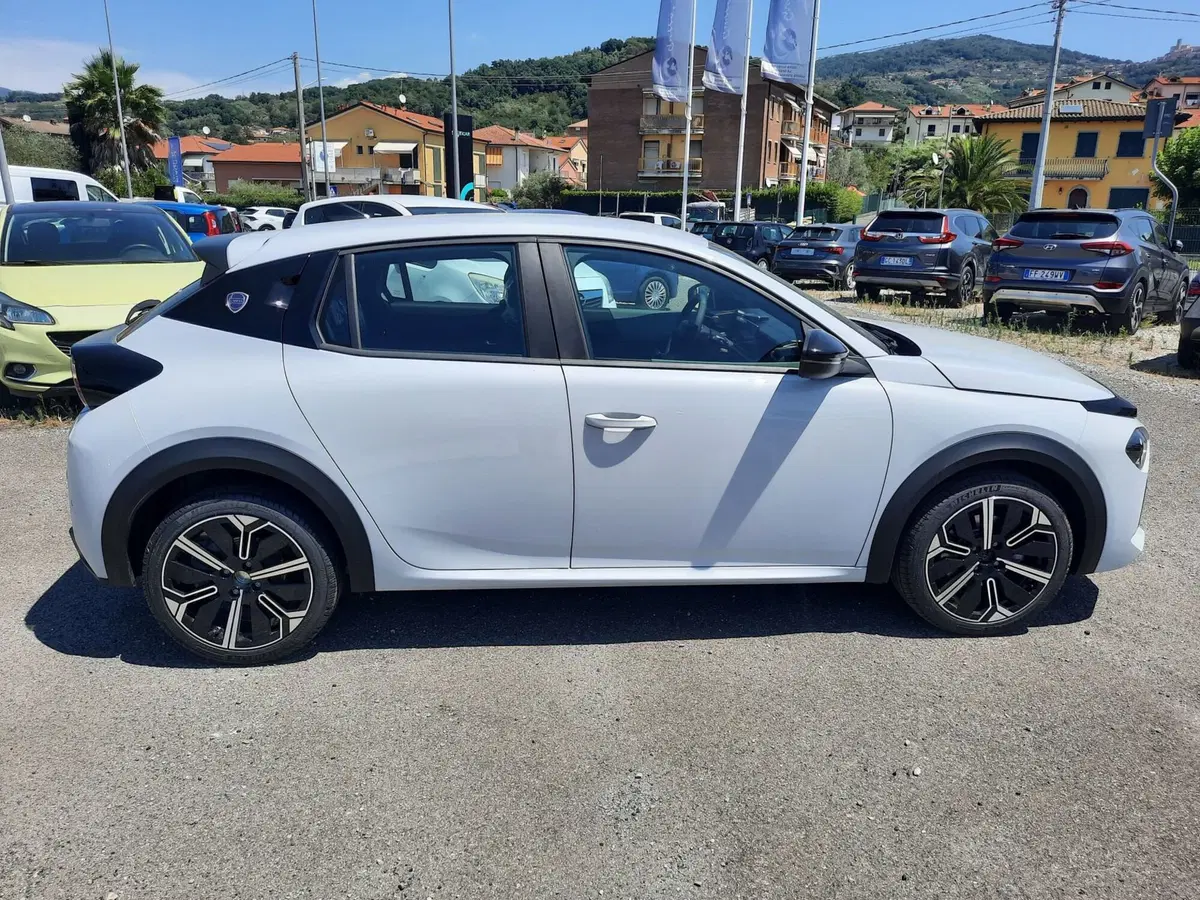 Lancia Ypsilon nuova a La Spezia (8)