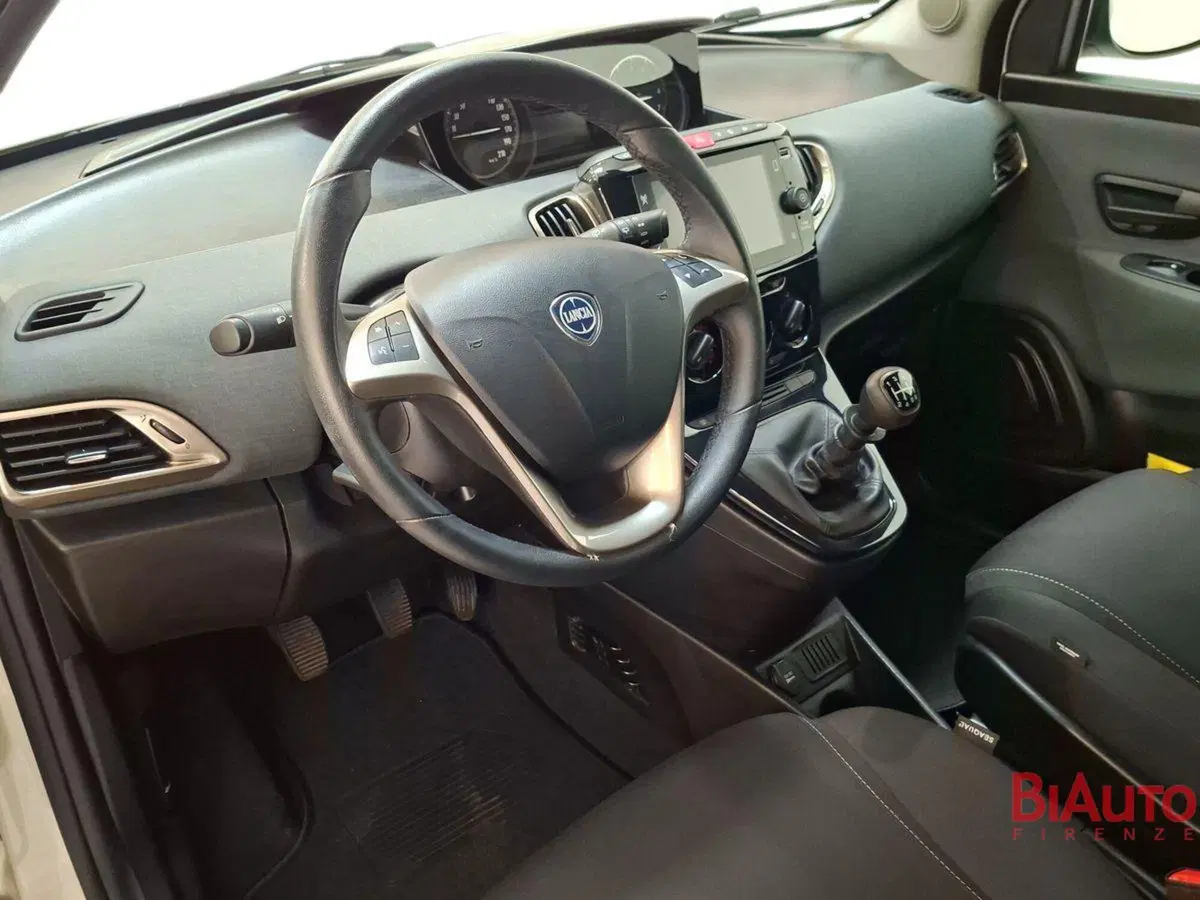 Lancia Ypsilon usata a Firenze (6)