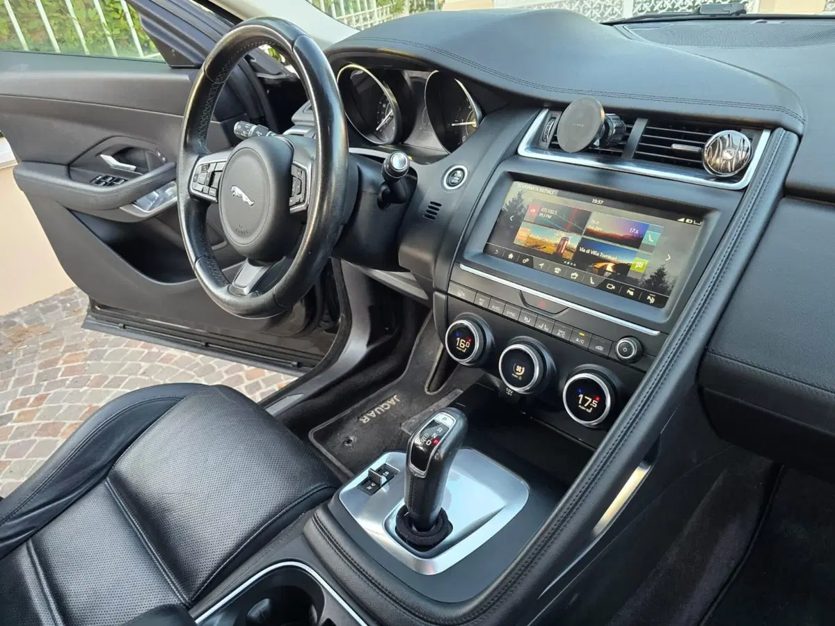 Jaguar E-Pace usata a Rimini (15)