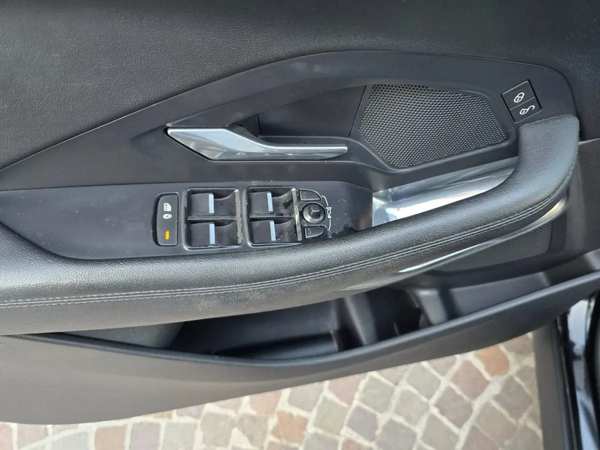 Jaguar E-Pace usata a Rimini (9)
