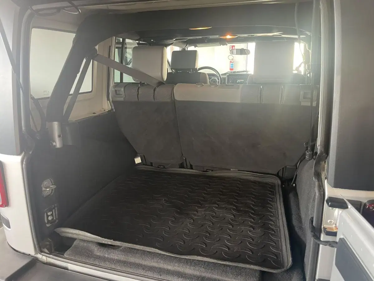 Jeep Wrangler Unlimited usata a Lucca (16)