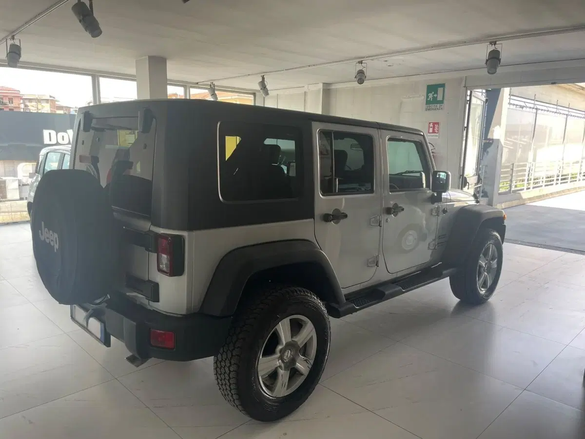 Jeep Wrangler Unlimited usata a Lucca (5)