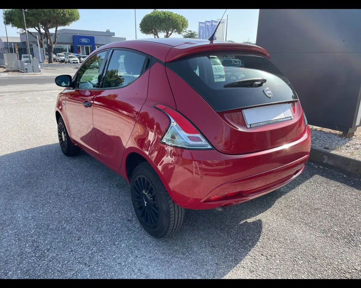 Lancia Ypsilon usata a Ravenna (2)