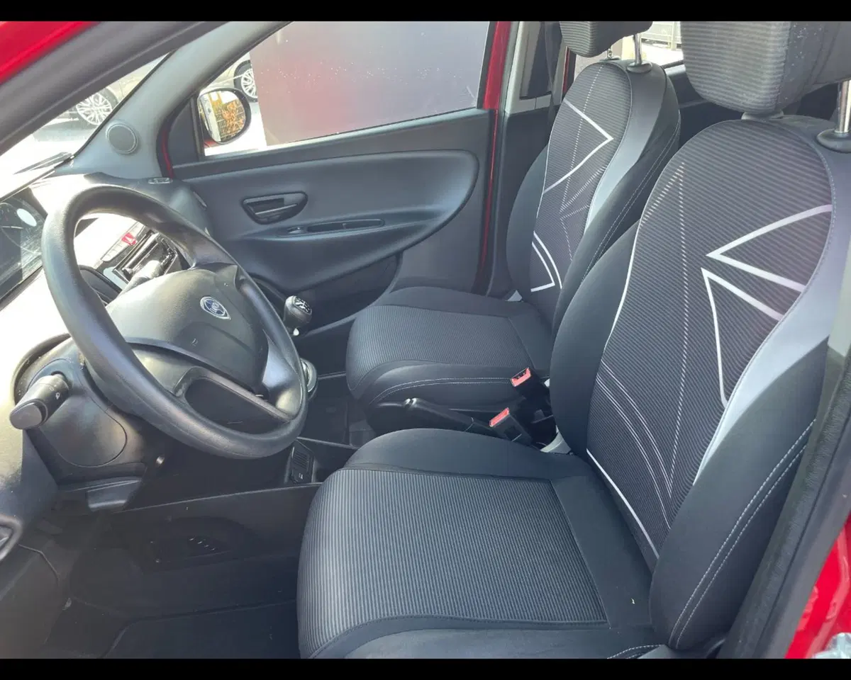 Lancia Ypsilon usata a Ravenna (3)