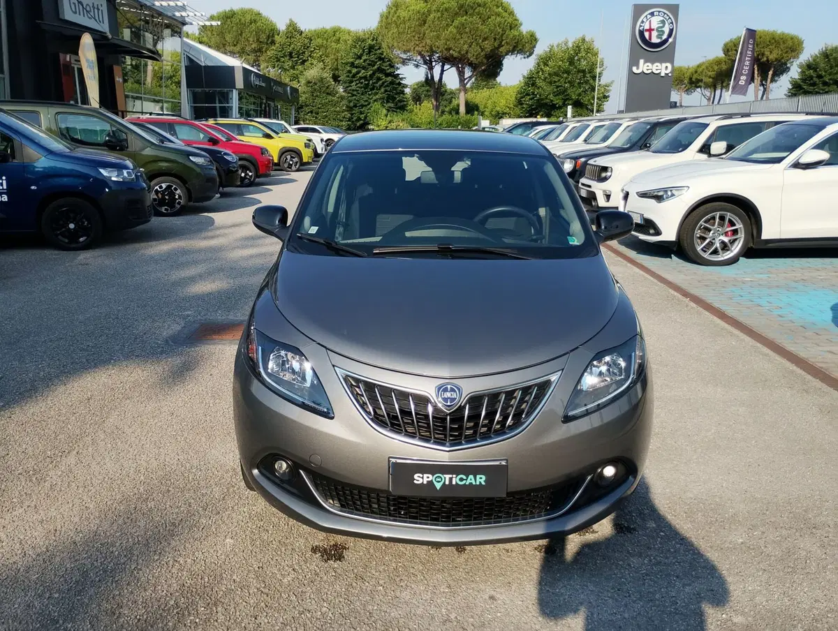 Lancia Ypsilon usata a Ravenna (11)