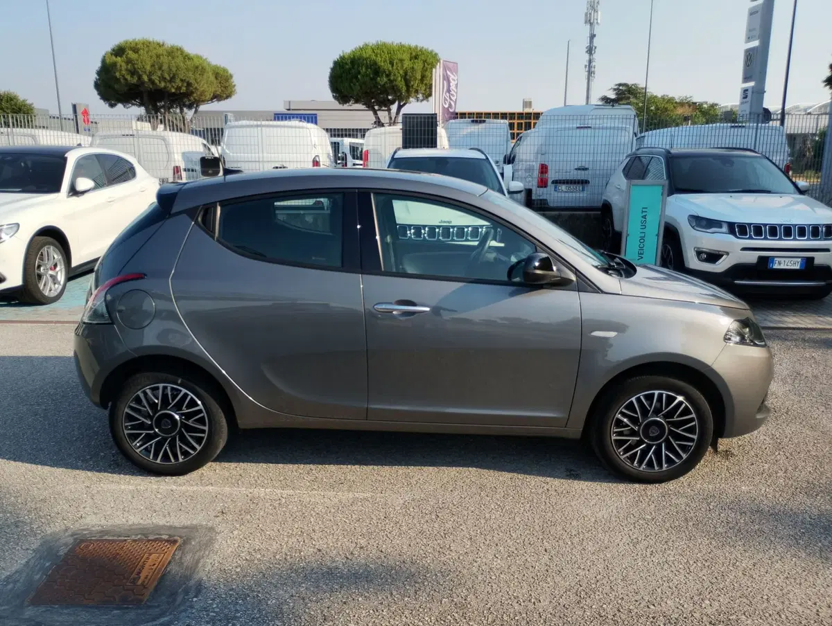 Lancia Ypsilon usata a Ravenna (12)