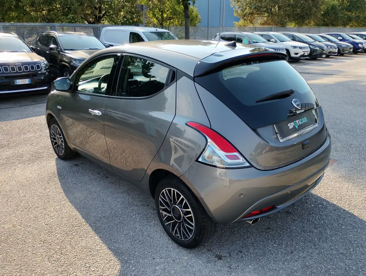 Lancia Ypsilon usata a Ravenna (2)