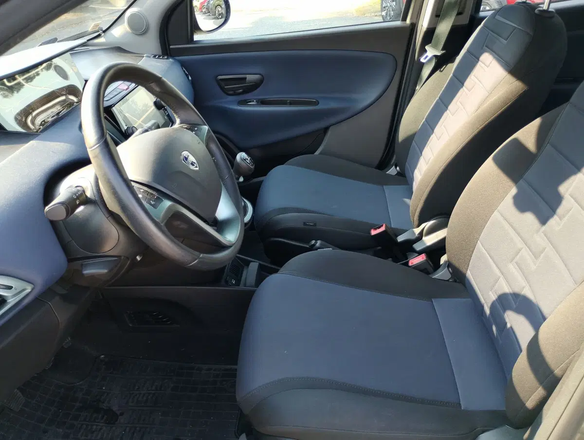 Lancia Ypsilon usata a Ravenna (3)