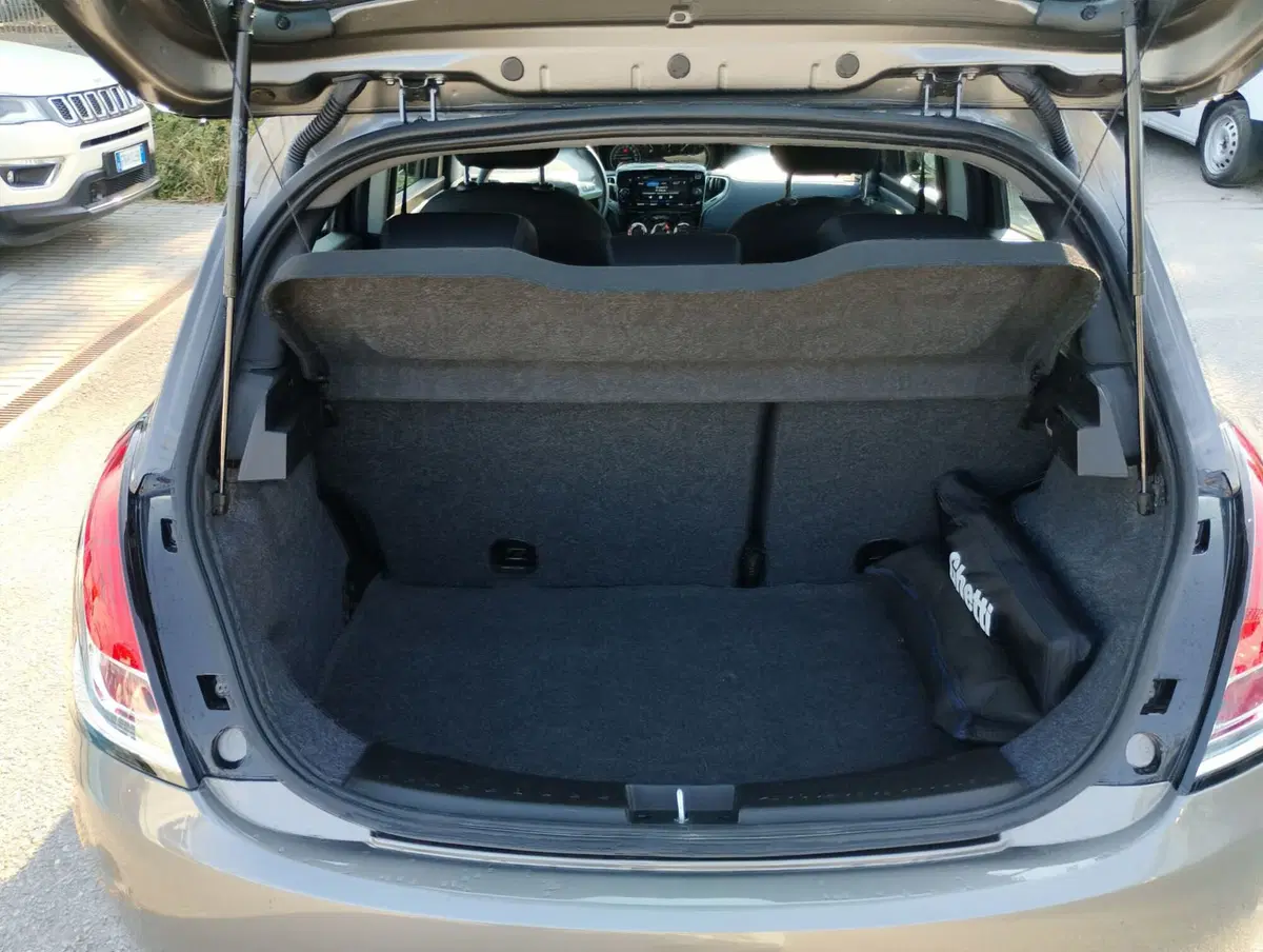 Lancia Ypsilon usata a Ravenna (7)