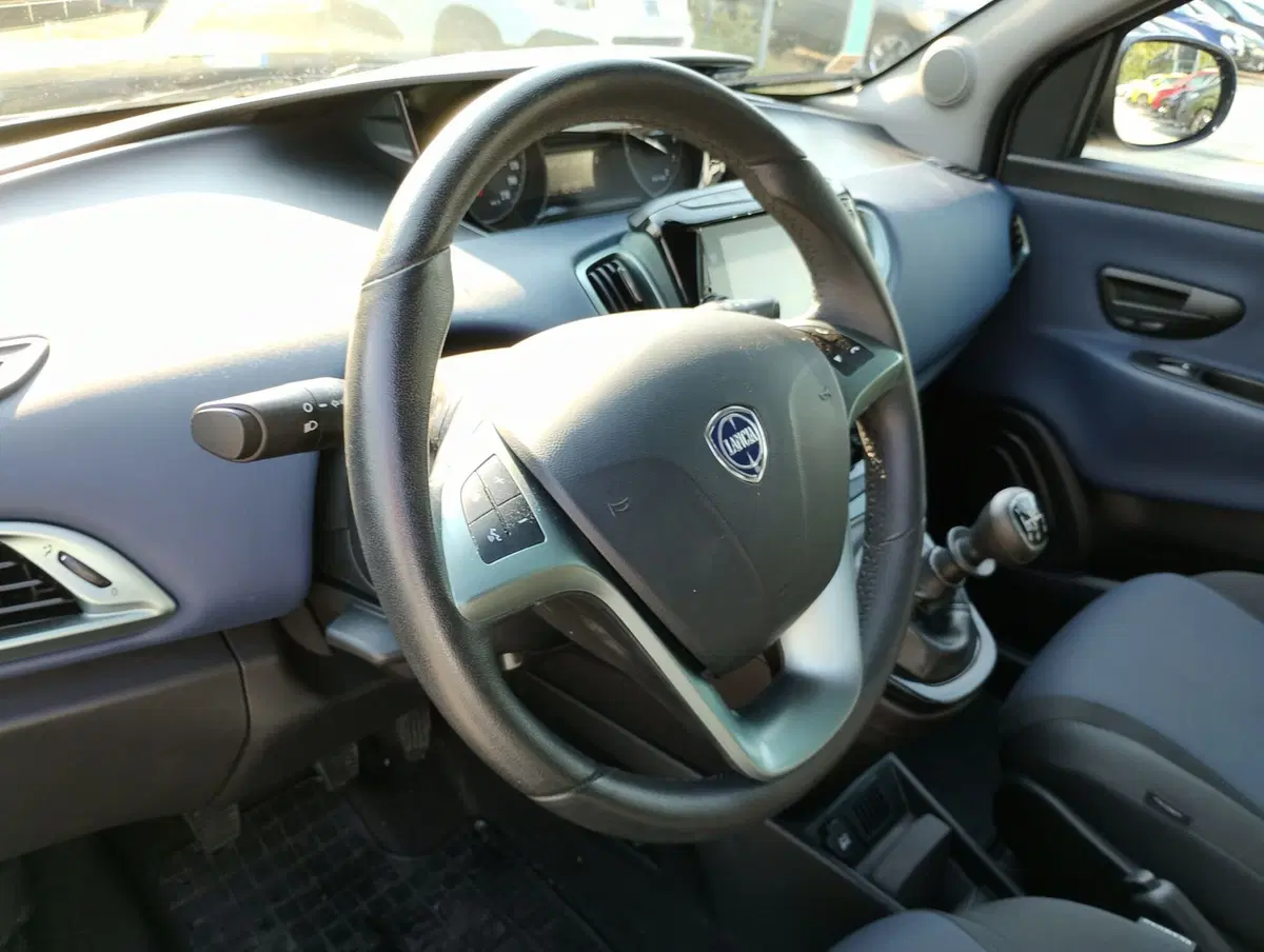 Lancia Ypsilon usata a Ravenna (8)