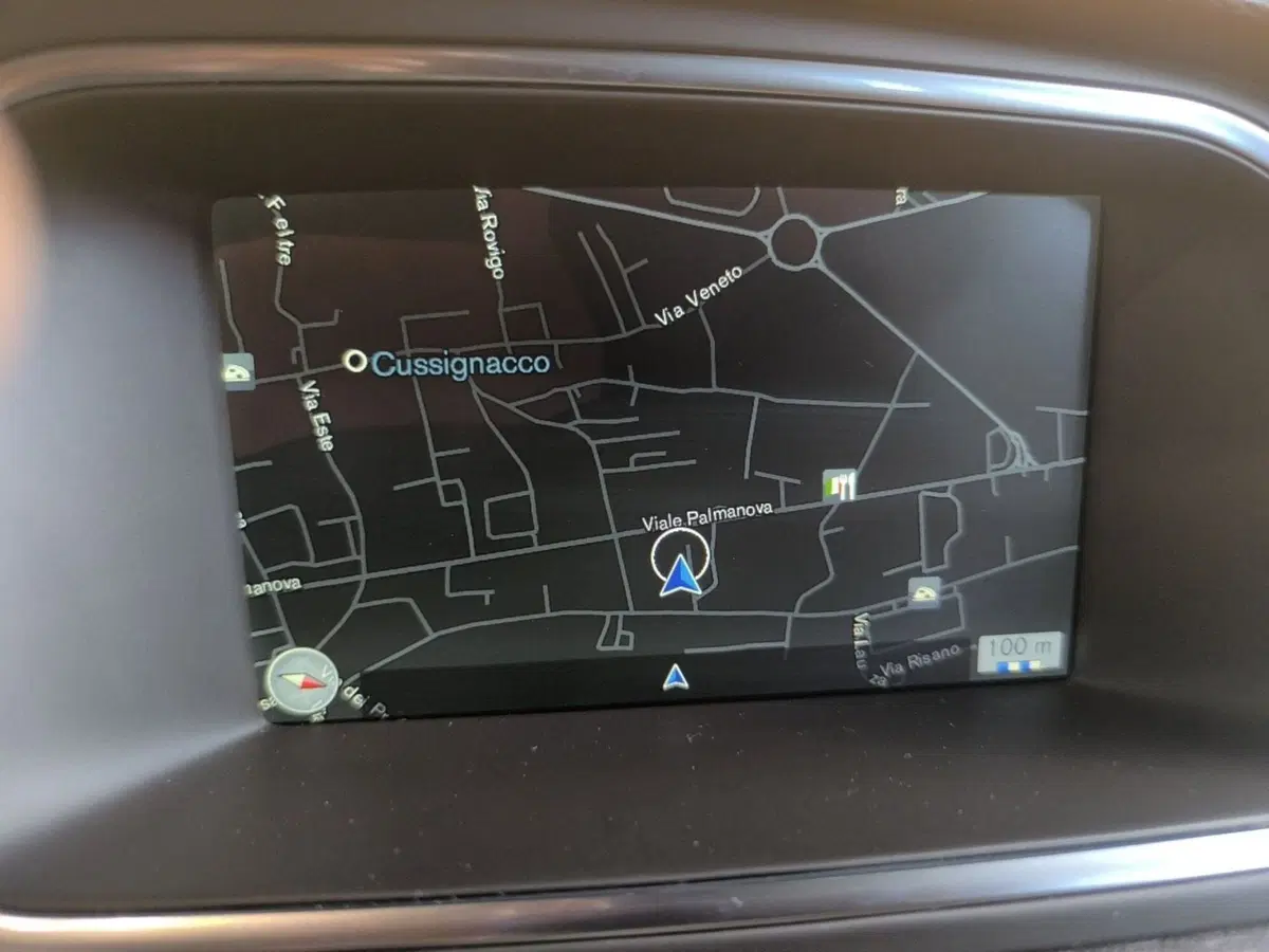 Volvo V40 Cross Country usata a Udine (13)