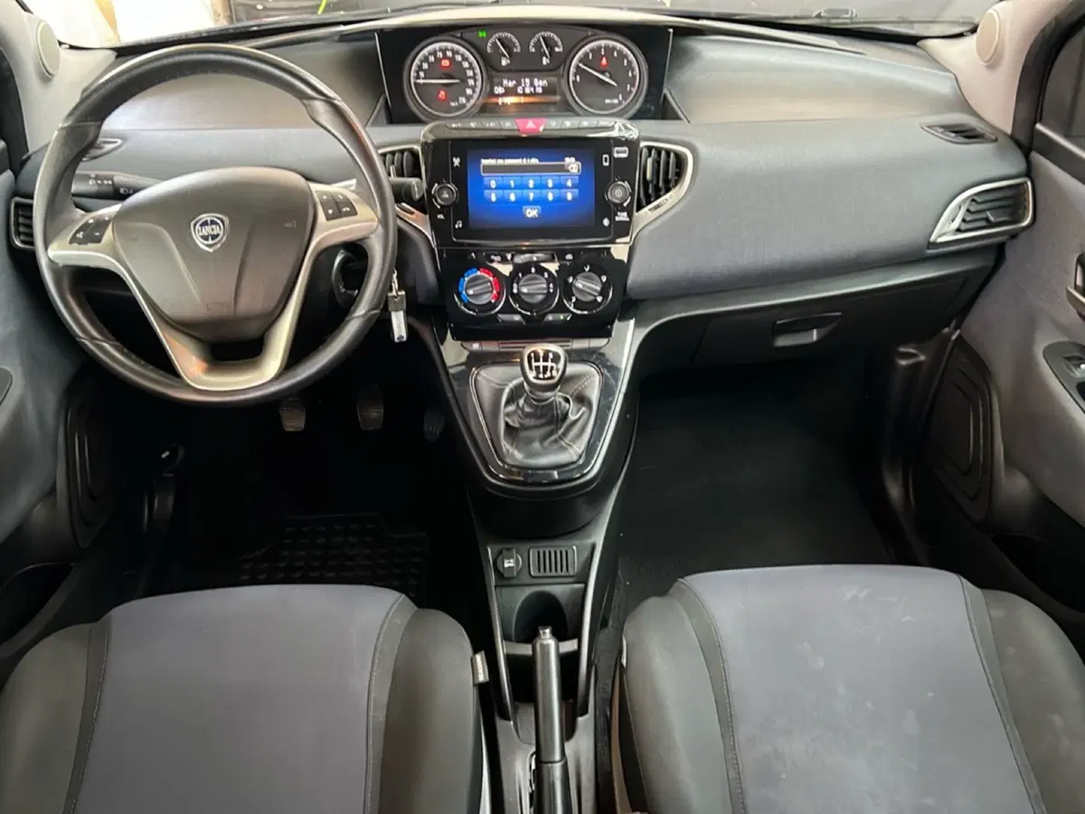 Lancia Ypsilon usata a Roma (11)