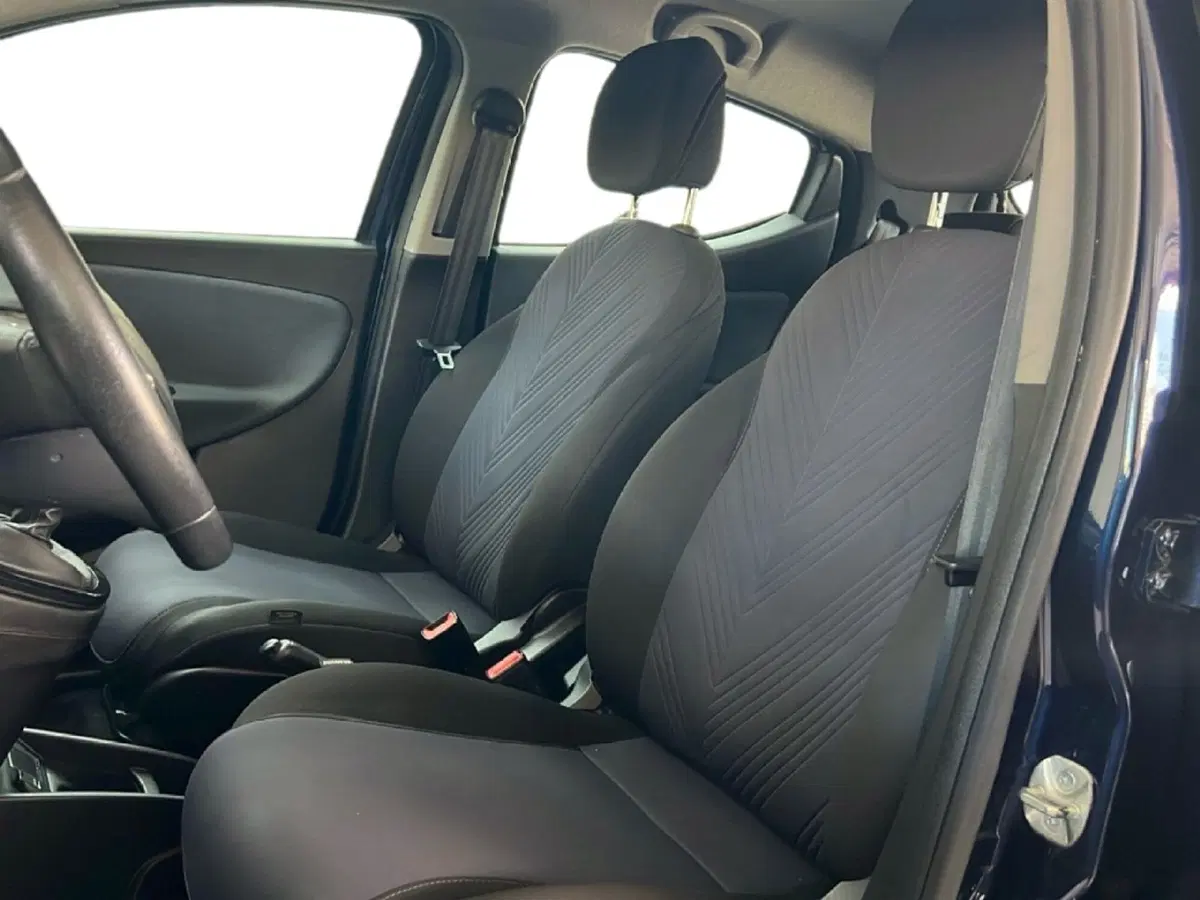 Lancia Ypsilon usata a Roma (12)