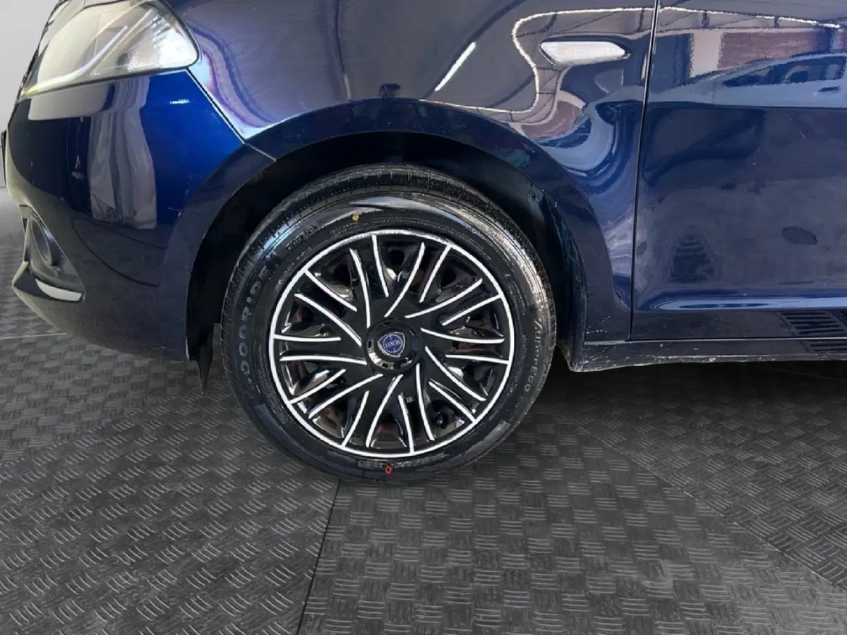 Lancia Ypsilon usata a Roma (9)