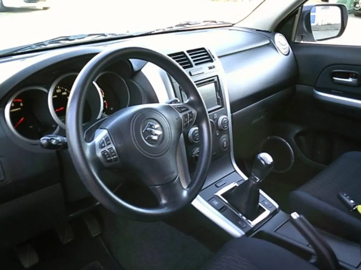Suzuki Grand Vitara usata a Novara (6)