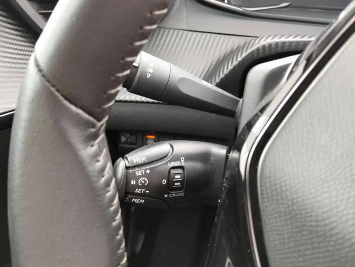 Peugeot 208 usata a Como (11)